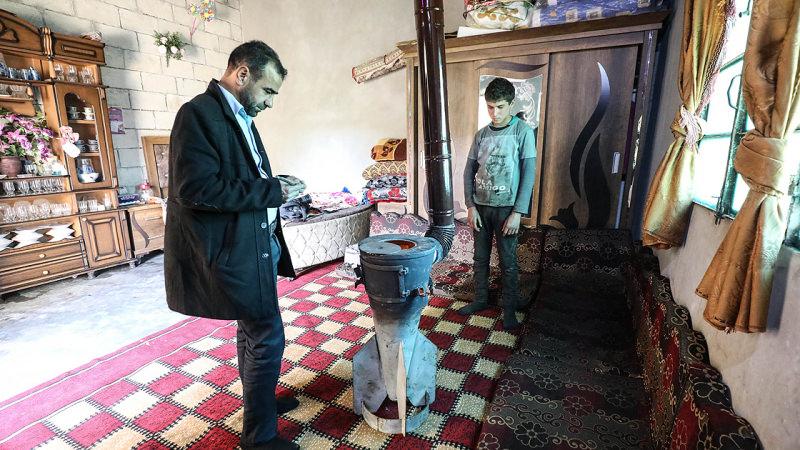 İdlibli Osman evini yıkan roketten soba yaptı