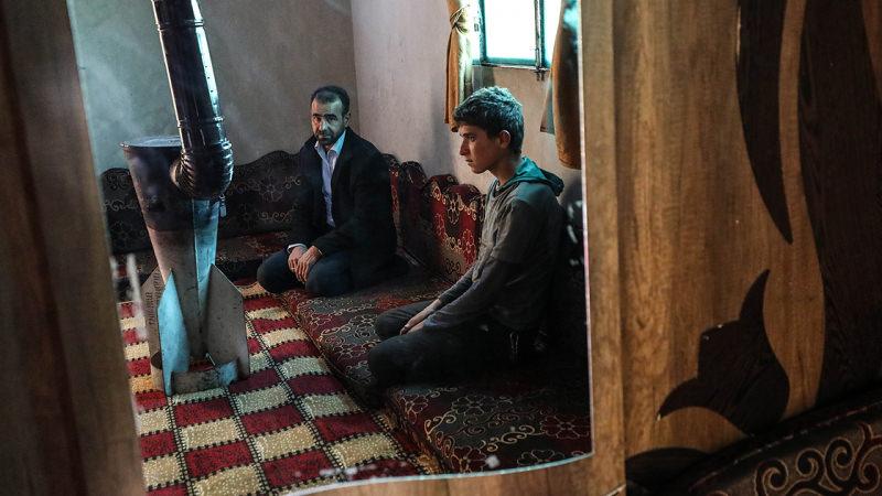 İdlibli Osman evini yıkan roketten soba yaptı