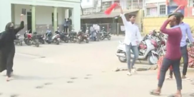 Hindistan'da Hindu çeteler başörtülü öğrencilerin okullara girmesine izin vermiyor