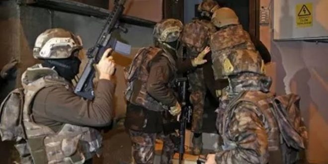 Adana'da IŞİD iddiasıyla eş zamanlı baskın!