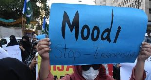 Pakistan'da Hindistan'daki başörtüsü yasağı protesto edildi