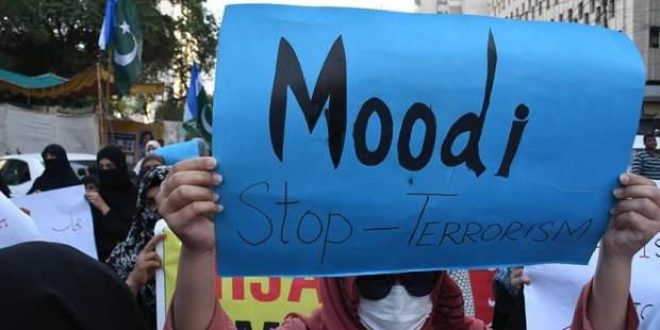 Pakistan'da Hindistan'daki başörtüsü yasağı protesto edildi