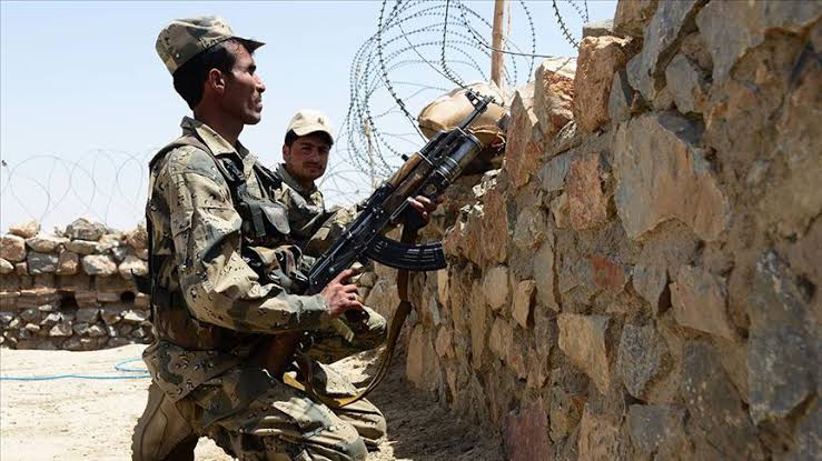 taliban gucleri ile pakistan askerleri catisti 01