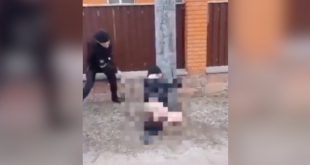 Ukrayna'da suçlu oldukları iddia edilen kişiler çıplak halde sopalarla dövülüyor