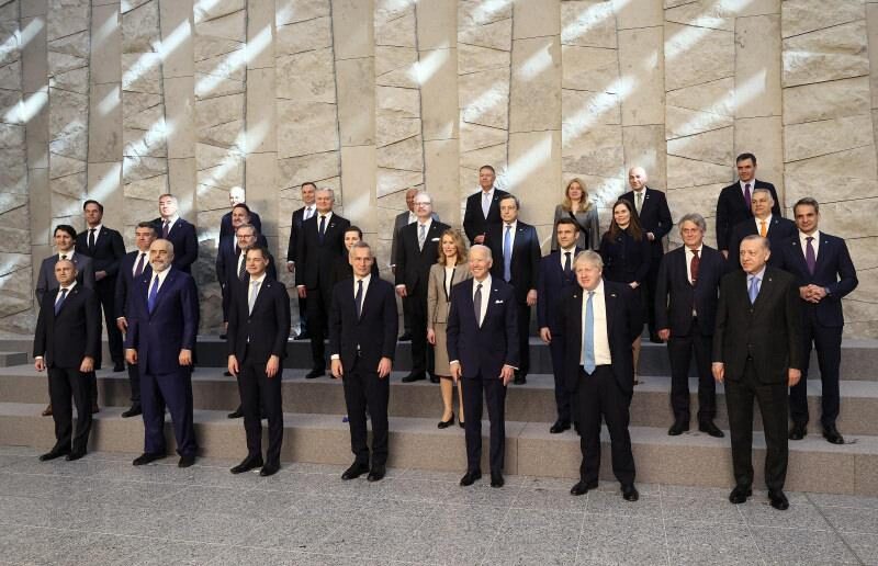 NATO zirvesinde tuhaf davranan Boris Johnson alay konusu oldu