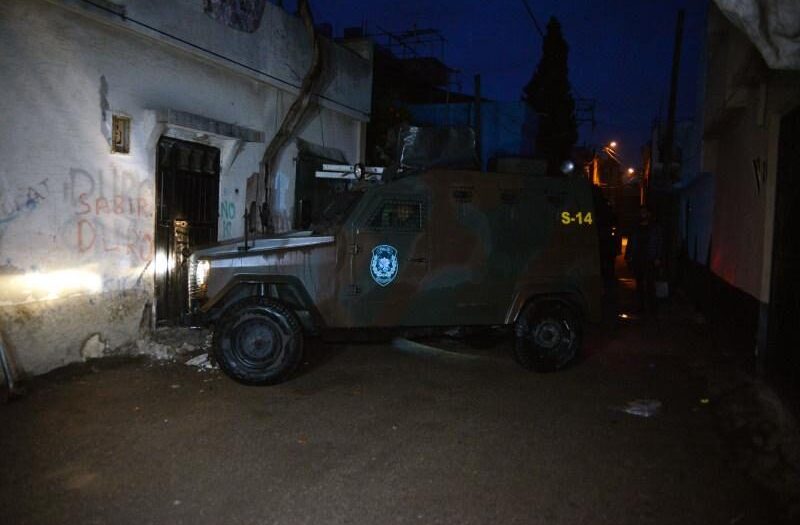 Adana’da IŞİD iddiasıyla operasyon, zırhlı araçla kapıyı kırarak girdiler!