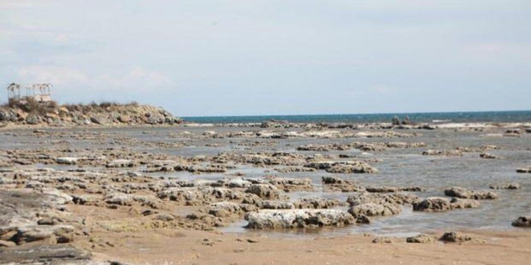 Antalya’nın kıyılarında deniz suyu çekildi