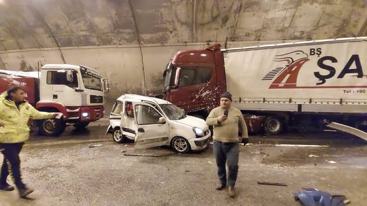 Bolu tünelinde zincirleme kaza, çok sayıda yaralı