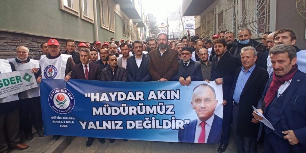 Bursa’da görevine son verilen okul müdürüne velilerden destek!