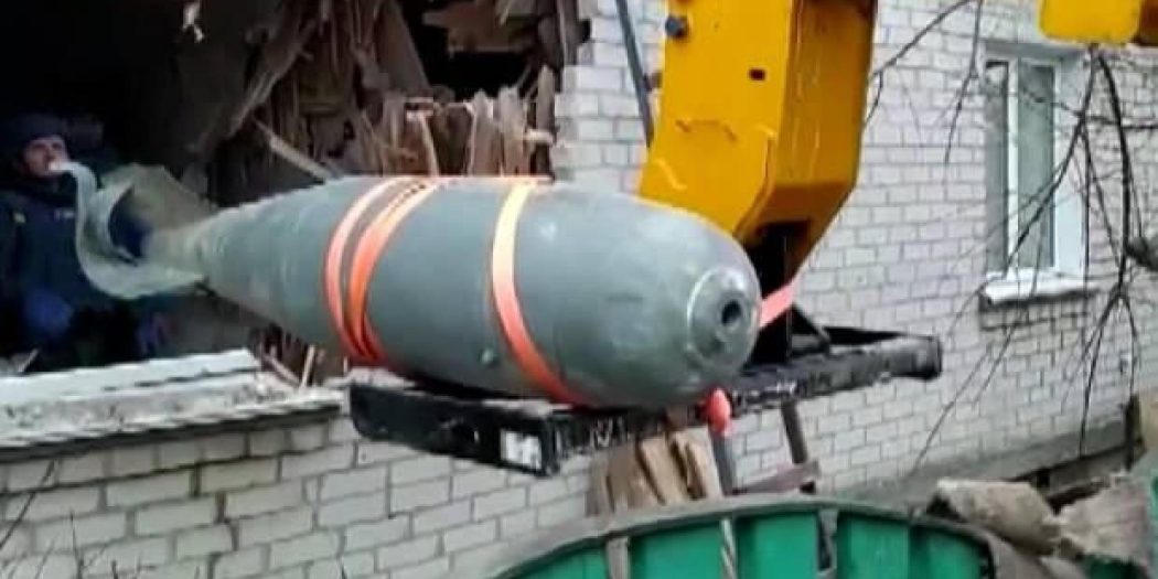 Çernihiv’de patlamayan Rus bombası binadan çıkarıldı