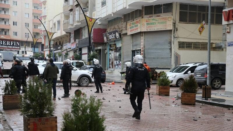 Mardin’de HDP’liler polise taşla saldırdı