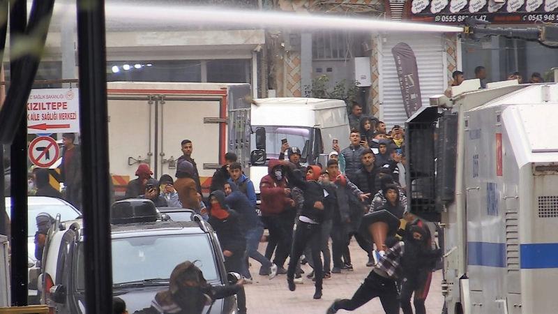 Mardin'de HDP'liler polise taşla saldırdı Mardin'de HDP'liler polise taşla saldırdı