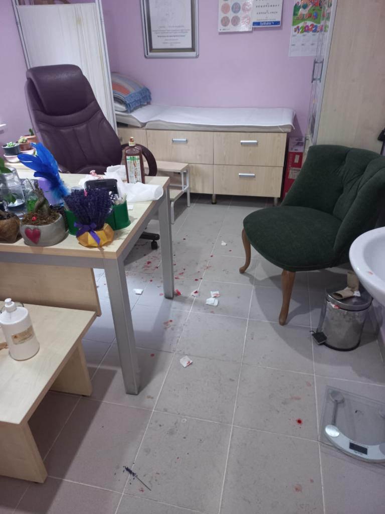 19 yaşındaki genç, doktorun burnunu kırdı!