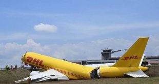 Acil iniş yapan kargo uçağı iki parçaya bölündü