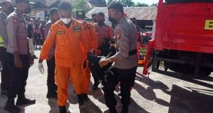 İşçileri taşıyan kamyon kayalara çarptı: 17 ölü