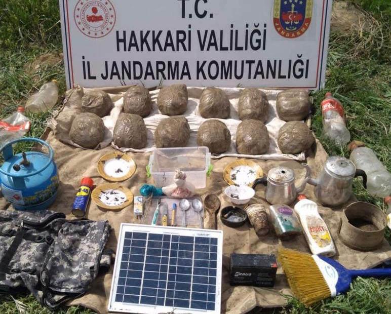 PKK'nın ininden 12 kilo uyuşturucu çıktı!