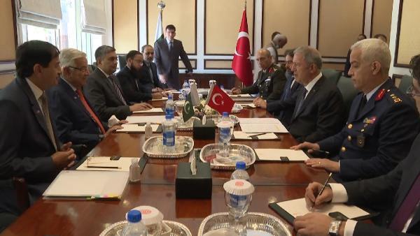 Hulusi Akar, Pakistan Savunma Bakanı Asif ile görüştü!