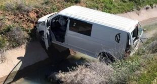 Ehliyetsiz sürücünün kullandığı minibüs sulama kanalına uçtu!