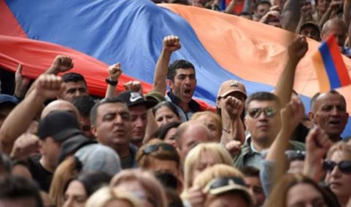 ermenistan da pasinyan hukumetine karsi protestolar basladi 01