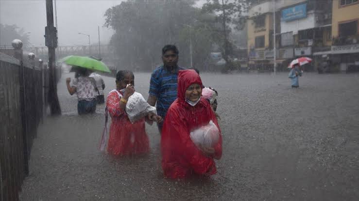 hindistan ve banglades te sel afeti yasaniyor en az 57 kisi hayatini kaybetti 01