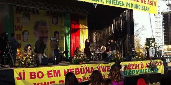 Kılıçdaroğlu'ndan Öcalan posteriyle konser veren şarkıcıya destek!
