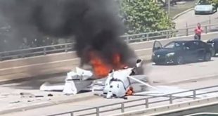 Miami'de uçak köprünün üzerine düştü