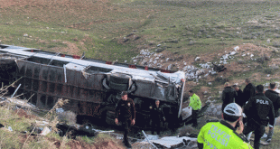 Öğrencileri taşıyan otobüs devrildi: 3 ölü, 41 yaralı