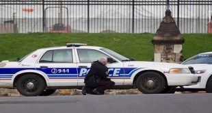 Sokakta yürüyen silahlı adam polisi harekete geçirdi