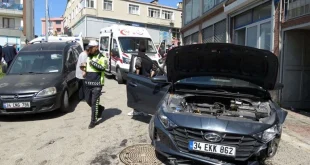 Virajı alamayan otomobil sürücüsü işçileri ezdi