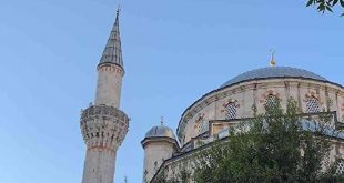 Yine İzmir, yine cami hoparlöründen müzik çalındı