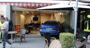 Almanya'da araç kafeye daldı: ölü ve yaralılar var