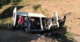İşçileri taşıyan minibüs uçuruma uçtu: 4 ölü