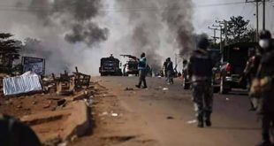 Silahlı kişiler köyü basıp çok sayıda insanı kaçırdı