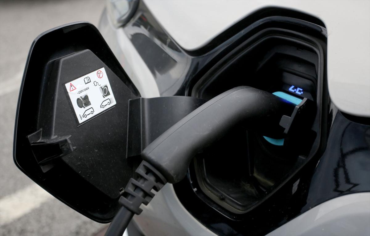 Sokak lambaları araç şarj istasyonuna dönüşüyor Sokak lambaları araç şarj istasyonuna dönüşüyor