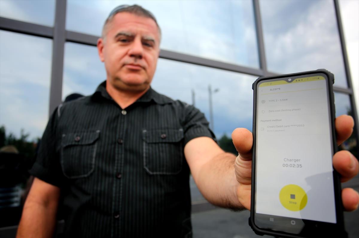 Sokak lambaları araç şarj istasyonuna dönüşüyor Sokak lambaları araç şarj istasyonuna dönüşüyor