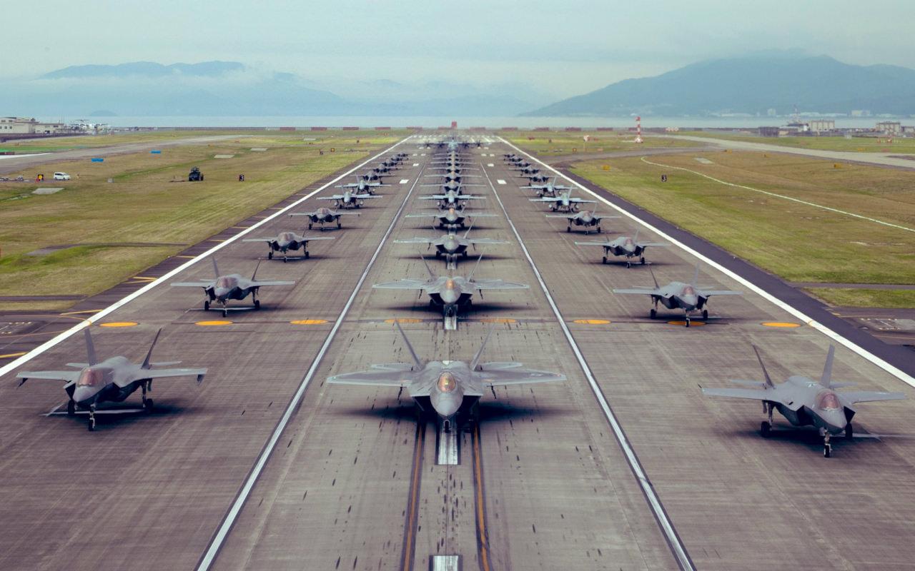 ABD ordusu Japon hava üssünde fil yürüyüşü yaptı