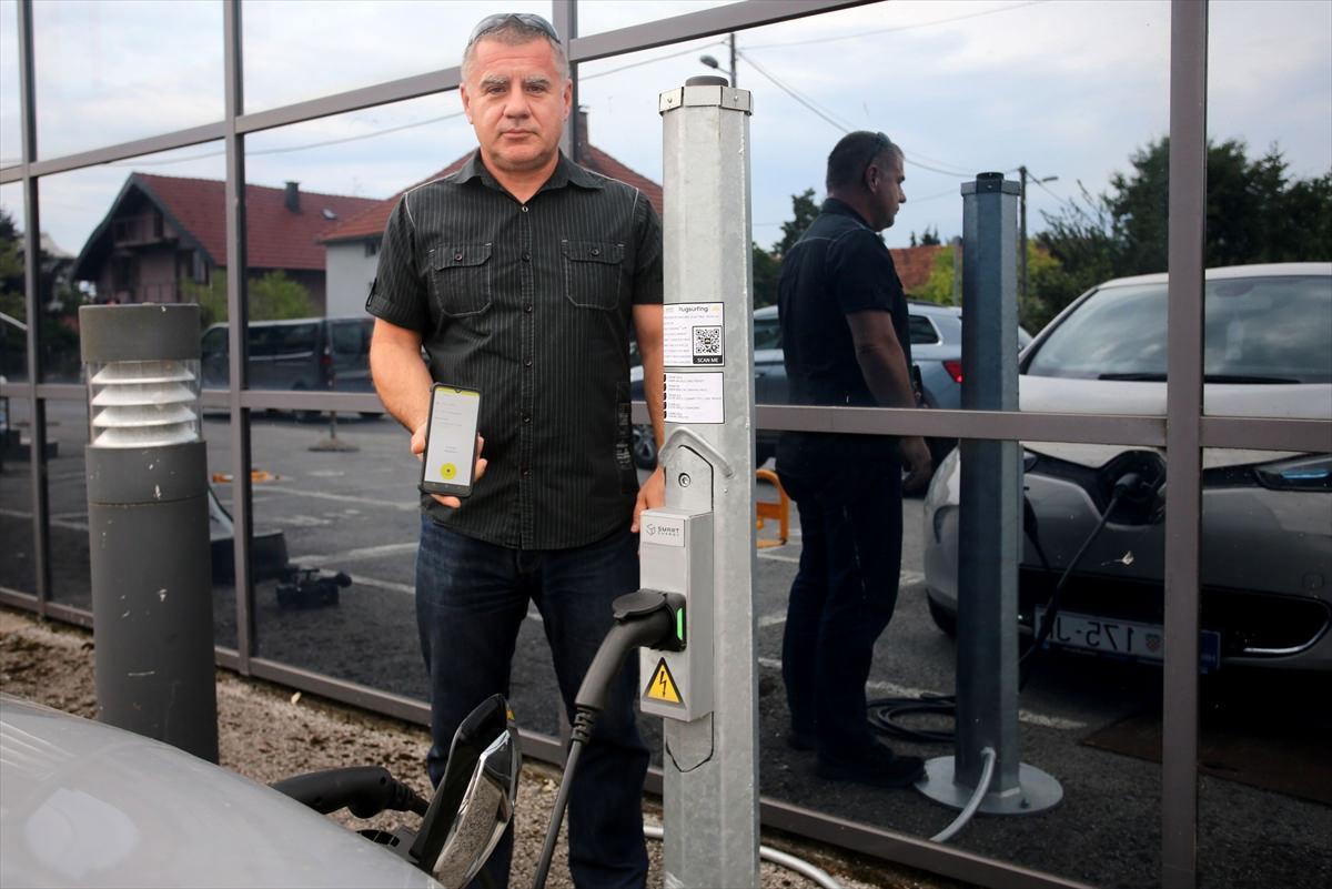 Sokak lambaları araç şarj istasyonuna dönüşüyor Sokak lambaları araç şarj istasyonuna dönüşüyor