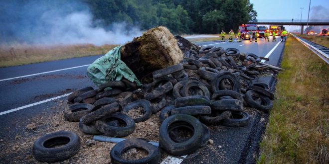 Hollanda'da çiftçiler saman balyalarını ateşe verdiler