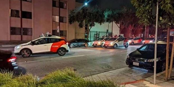 San Francisco'da 'robot taksiler' caddeyi kapattı