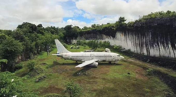 Endonezya'da terk edilmiş Boeing 737 uçağı bulundu