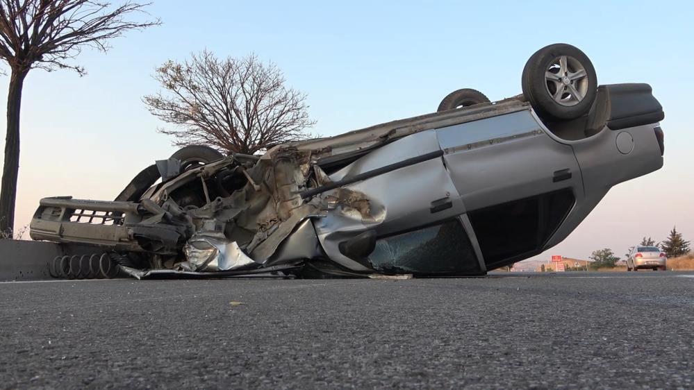Kırıkkale'de tıra çarpan otomobil takla attı: 1 yaralı