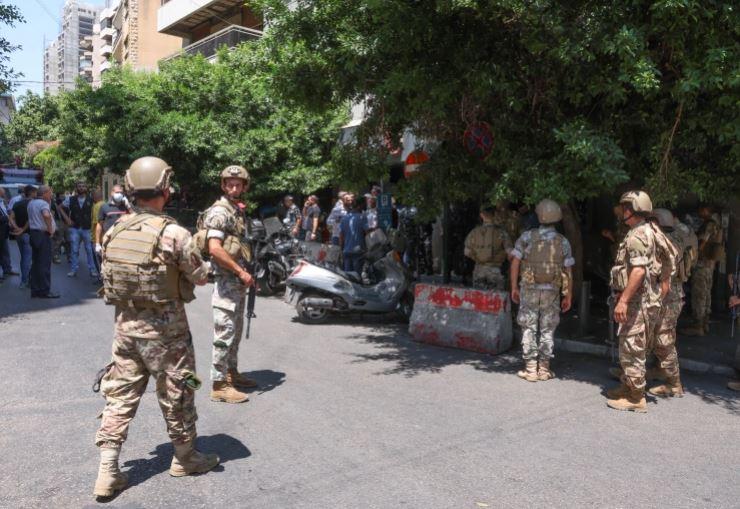 Hesabındaki parayı çekemedi, bankadakileri rehin aldı! Hesabındaki parayı çekemedi, bankadakileri rehin aldı!