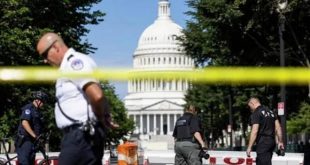 Kongre binasına çarpan kişi polisi görünce intihar etti