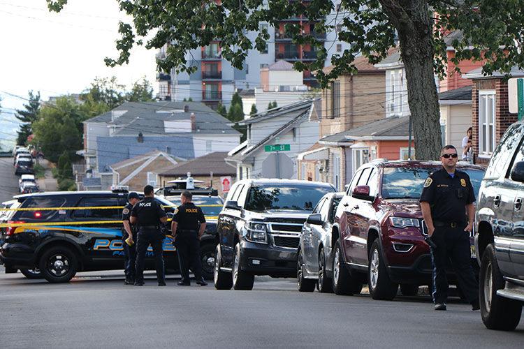 Salman Rüşdi'yi bıçaklayan 24 yaşındaki gencin evi arandı