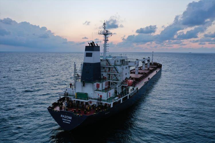 <p>"Tahıl ve Yiyecek Maddelerinin Ukrayna Limanlarından Emniyetli Sevki Girişimi" kapsamında Ukrayna'dan yola çıkan ilk gemi olan Razoni'den sonra diğer gemilerin de belirlenen koridor ve usuller çerçevesinde intikalleri planlanıyor.</p>  