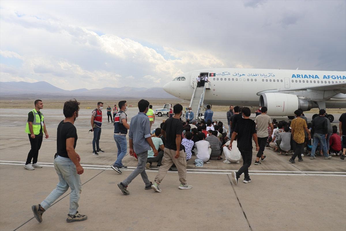 Iğdır'dan 362 Afganistanlı göçmen ülkelerine gönderildi Iğdır'dan 362 Afganistanlı göçmen ülkelerine gönderildi