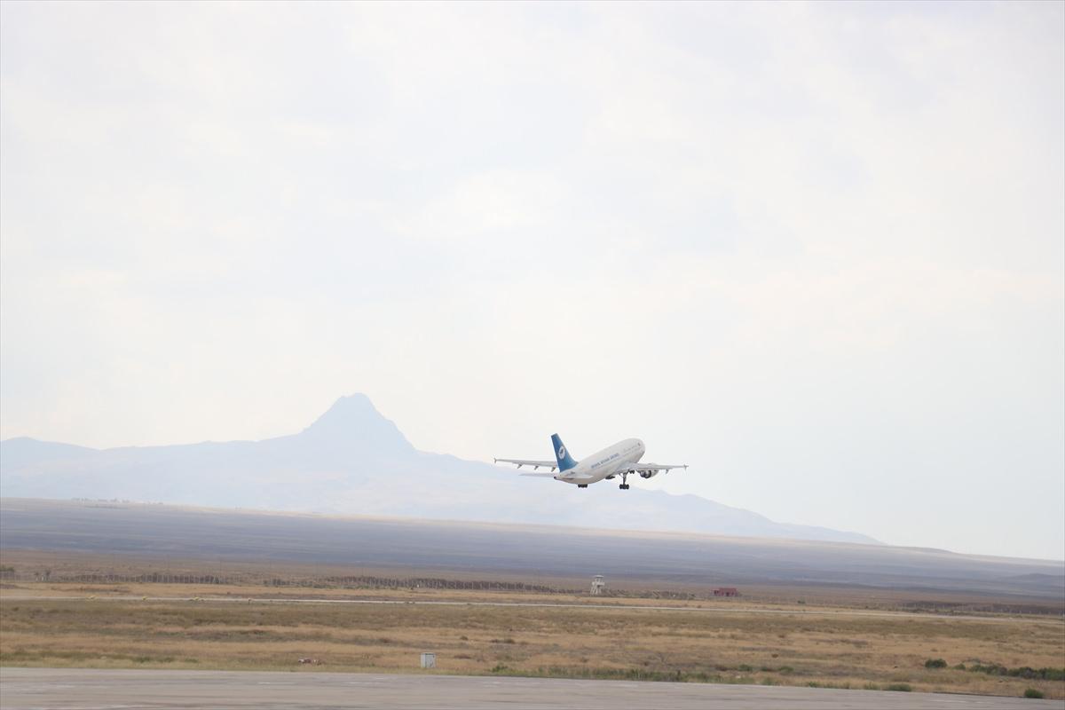 Iğdır'dan 362 Afganistanlı göçmen ülkelerine gönderildi Iğdır'dan 362 Afganistanlı göçmen ülkelerine gönderildi