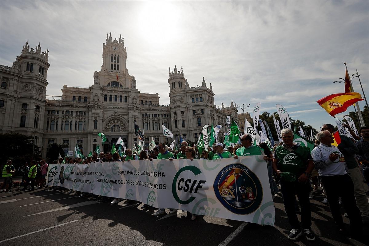 İspanya'da halk ilk büyük gösteri için sokağa indi! İspanya'da halk ilk büyük gösteri için sokağa indi!