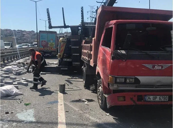 Kağıthane’de yol ortasına devrilen kamyon trafiğin kapanmasına neden oldu