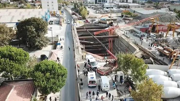 Metro inşaatında vinç devrildi, 2 işçi hayatını kaybetti